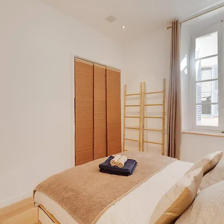 L'elegance A , Central, 1 Min De La *